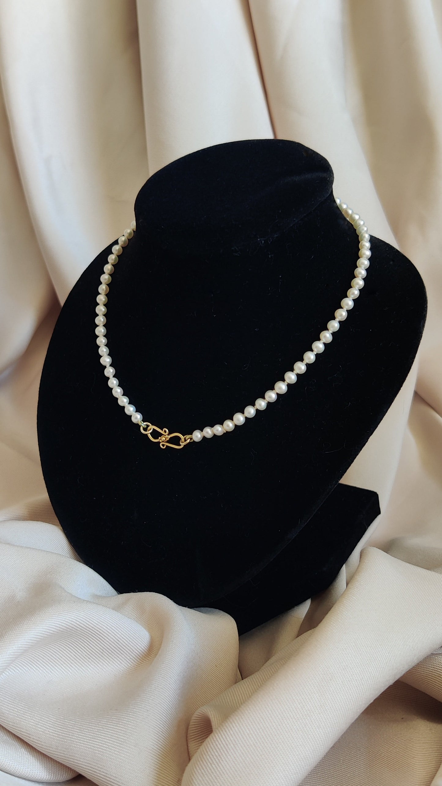 Collier ras de cou en perles et or